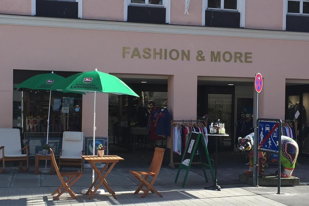 Außenansicht des Concept Stores Fashion & More in Freising