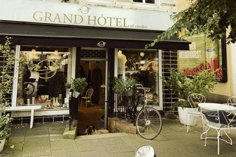 Außenansicht des Bekleidungsgeschäfts Grand Hotel of Sweden in Hamburg