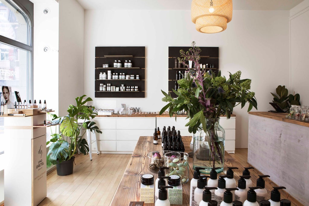 Innenansicht des Naturkosmetikgeschäfts Pretty & Pure in Zürich