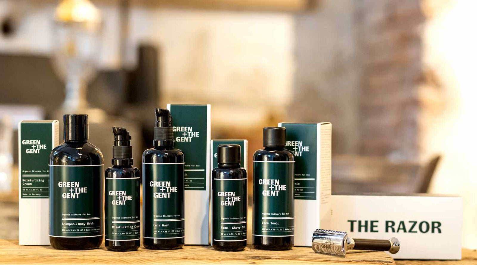 Natürliche Männerpflege von GREEN + THE GENT auf einem Holztisch