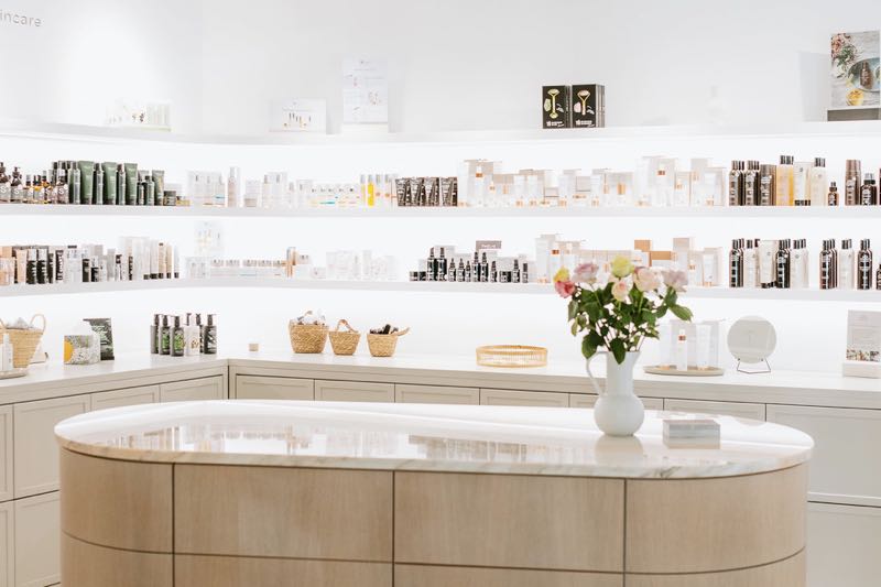 Innenansicht des Naturkosmetikgeschäfts Lilith Beauty in Frankfurt am Main