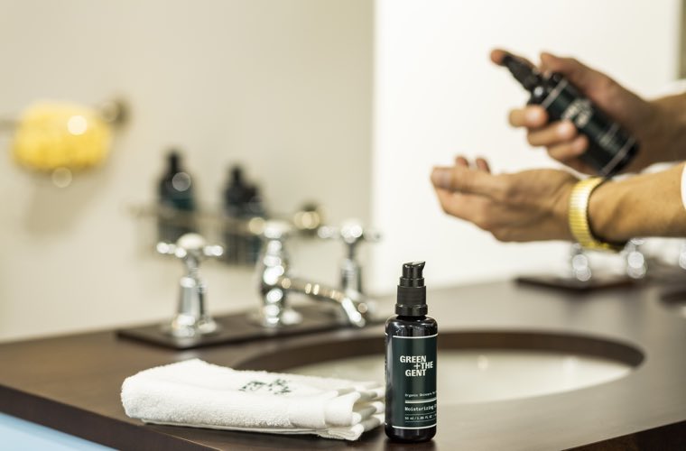 Moisturizing Cream und weißes Handtuch am Waschbecken