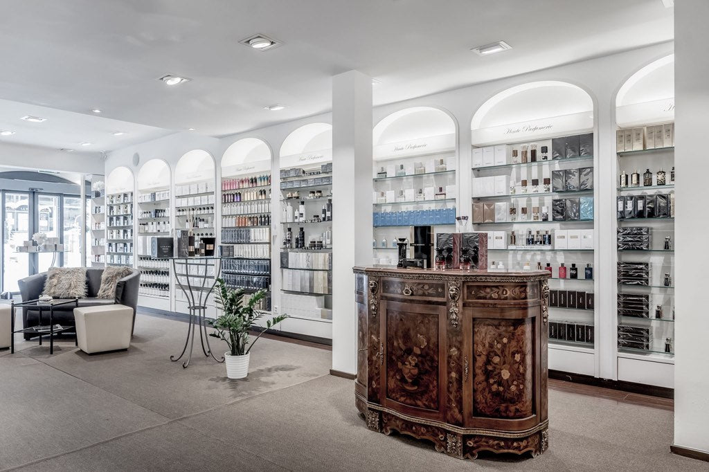 Innenansicht der Parfümerie Zegg in Samnaun