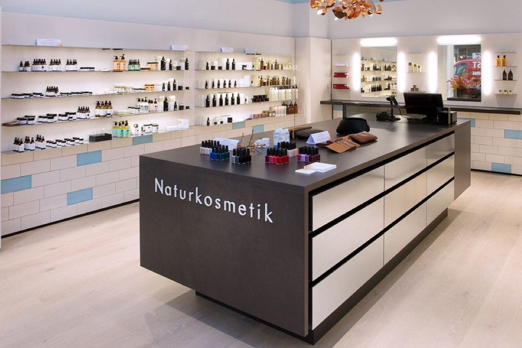 Innenansicht des Naturkosmetikgeschäfts Julie Shines in Köln