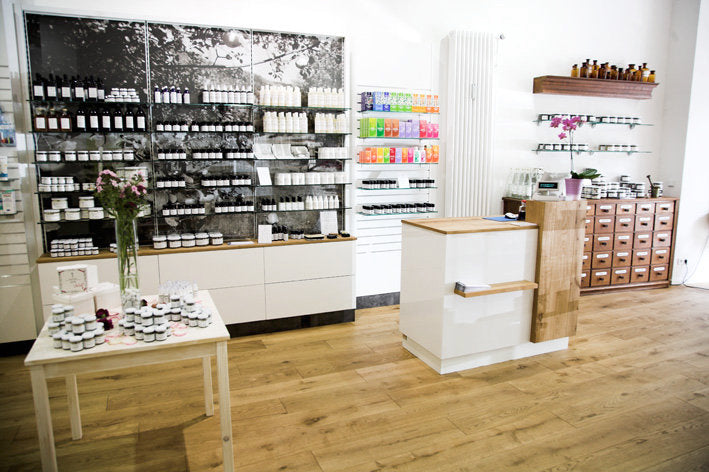 Außenansicht des Naturkosmetikgeschäfts Saint Charles Apotheke in Berlin