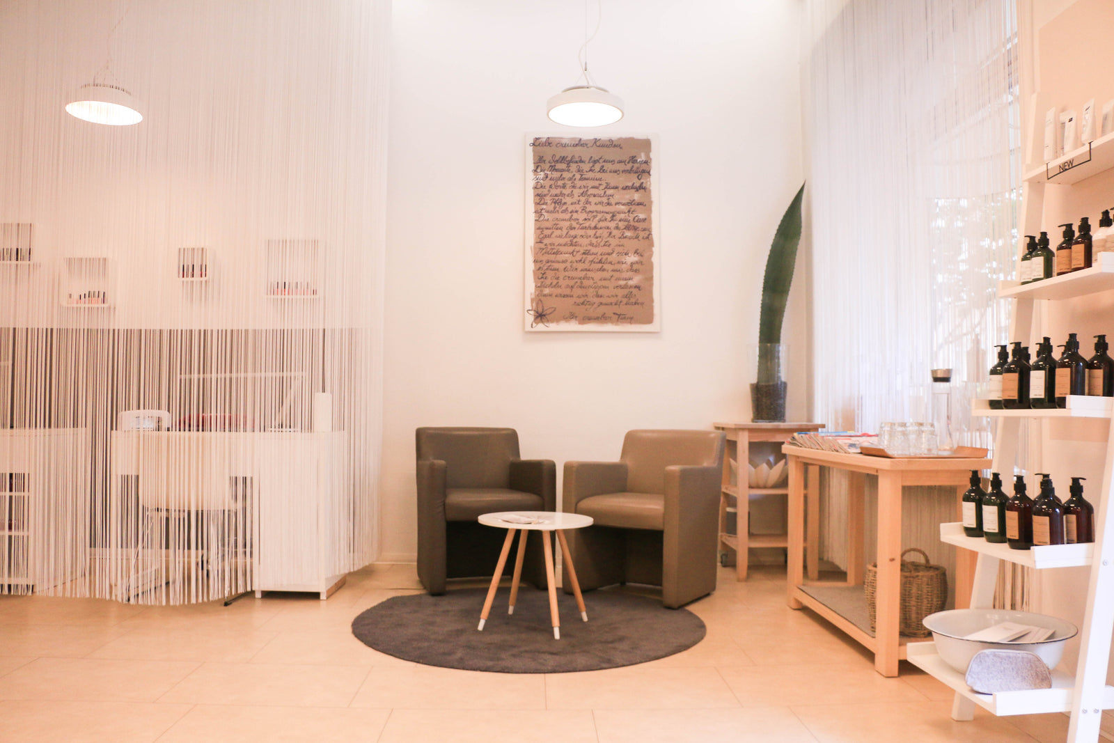 Innenansicht des Naturkosmetikgeschäfts Cremebar Wellness & Beauty in München