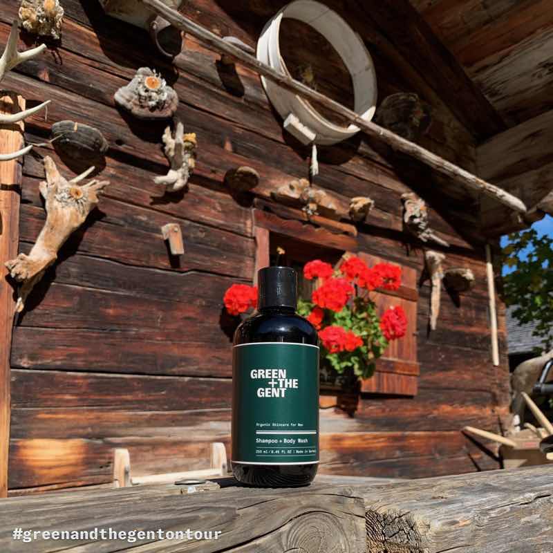 Shampoo + Body Wash von GREEN + THE GENT vor einer Holzhütte im Großen Ahornboden im Nationalpark Karwendel in Österreich