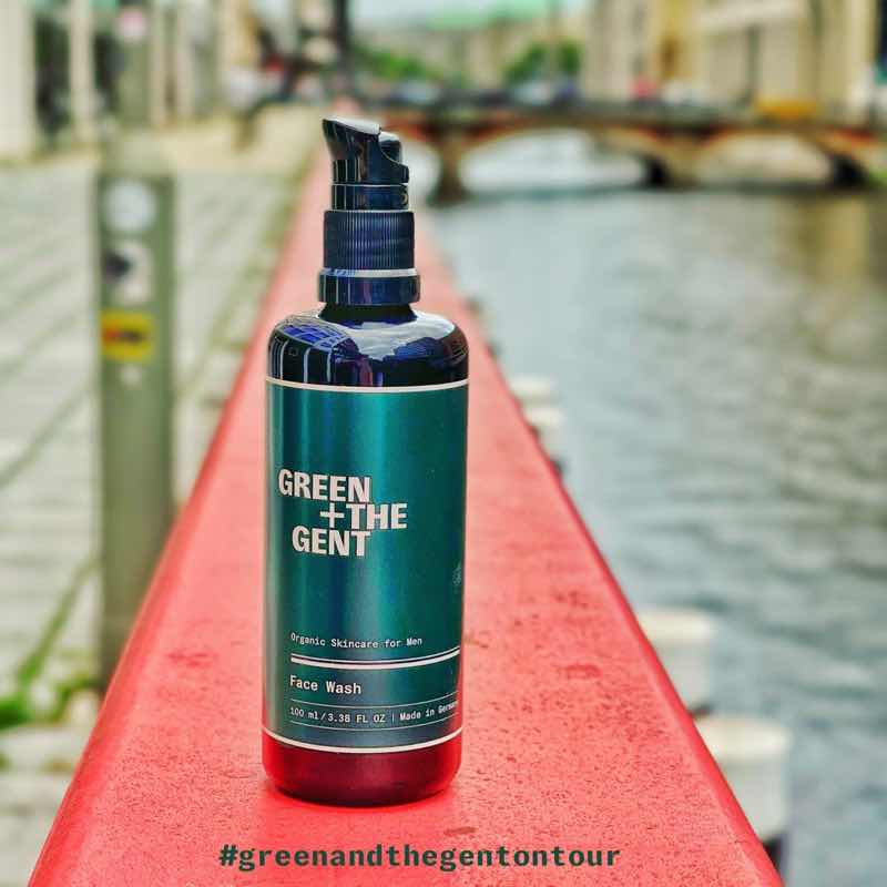 Face Wash von GREEN + THE GENT auf einem roten Brückengeländer in Hamburg