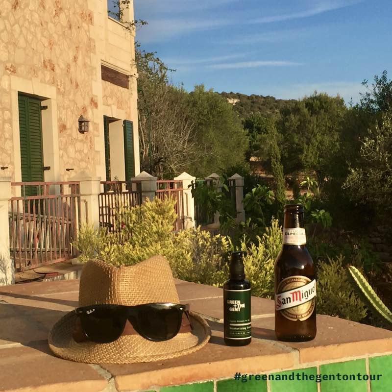 Moisturizing Cream von GREEN + THE GENT zusammen mit einem Strohhut vor einer Finca auf Mallorca