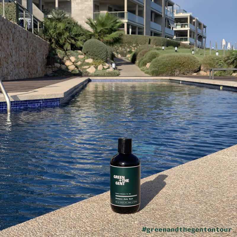 Shampoo + Body Wash von GREEN + THE GENT vor einem Pool auf Mallorca