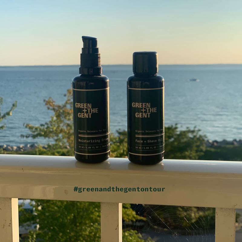 Face + Shave Oil von GREEN + THE GENT auf einer Veranda auf Saint George Island in den USA
