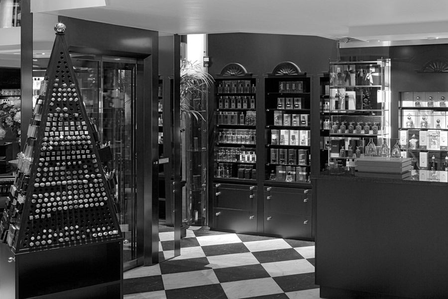 Innenansicht der Kurfürsten-Parfümerie in Mannheim